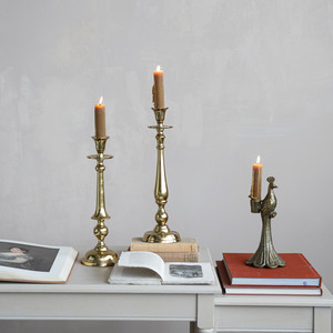 Paire de chandeliers en métal doré poli, présentant des colonnes tournées élégantes sur des socles ronds à plusieurs niveaux, pour la décoration. - Product Image 6