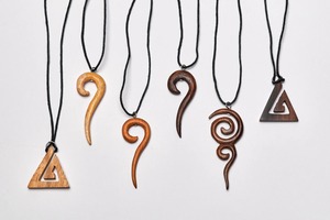 Collier pendentif en spirale en bois, design artisanal en bois naturel, cordon noir, style bohème, accessoire de bijouterie - Product Image 3