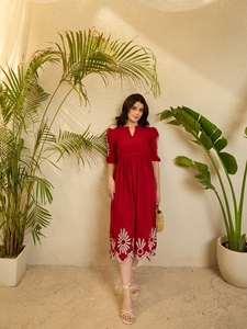 Robe midi évasée en rayonne viscose à manches bouffantes brodées de rouge avec taille élastique pour un usage quotidien - Product Image 4