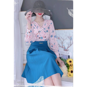 Blusa Floral Plisada con Cuello V y Detalle de Botones para Mujer al por Mayor, Top Suavemente Drapeado para Minoristas de Boutiques y Uso Casual - Product Image 2