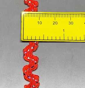 Elegante encaje dorado con diseño de zari y acabado brillante, ideal para conjuntos de boda y fiesta. - Product Image 1