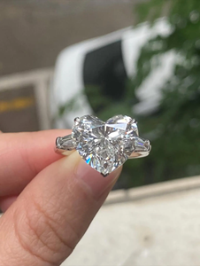 Anillo de compromiso de oro blanco de 14 quilates con diamante cultivado en laboratorio de 1.50 quilates, corte corazón, color E-F, con tres piedras y anillo de boda con piedras baguette laterales. - Product Image 1