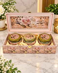 กล่องของขวัญไม้ลายดอกโบตั๋นสีชมพูพิมพ์ลายอย่างสวยงาม พร้อมชุดโหลแก้วสุญญากาศ 2 ใบ เพิ่มเสน่ห์แห่งความโรแมนติกและความงดงามของดอกไม้ให้กับการมอบของขวัญในเทศกาลของคุณ - Product Image 2