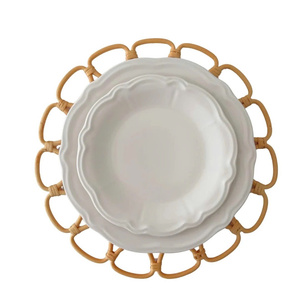 Al por mayor: Salvamanteles de ratán artesanal con forma de pétalo de girasol para decoración de mesa en el hogar, hoteles, resorts y restaurantes. - Product Image 4