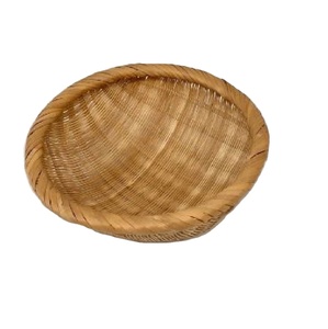 Bol à fruits en rotin brun avec design simple parfait pour les plats de rangement des ustensiles de cuisine et les cadeaux de vaisselle élégants - Product Image 1