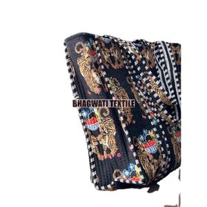 กระเป๋าสะพายไหล่ผ้าคอตตอนบุผ้าคอตตอนขนาดใหญ่ของผู้หญิงเป็นมิตรกับสิ่งแวดล้อมมีซิปปิดดีไซน์ดอกไม้สองใบสำหรับเป็นของขวัญช้อปปิ้ง - Product Image 4