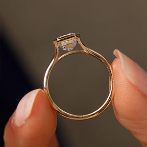 Bague de fiançailles en or rose avec diamant taille émeraude, bijou solitaire classique pour femme - Product Image 3