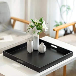 Bandeja Decorativa Rectangular Negra con Jarrones Blancos y Flores, Diseño Minimalista para Mesa de Centro - Product Image 1