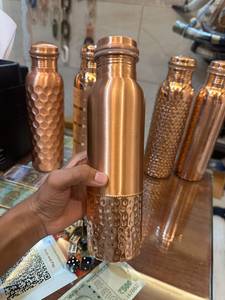 ขวดน้ำทองแดงแท้ 34 ออนซ์ ยี่ห้อ Saniya Handicraft สำหรับทุกเพศ ทุกวัย เป็นมิตรต่อสิ่งแวดล้อม ใช้กับเครื่องล้างจานได้ ทนความร้อน ใช้สำหรับน้ำเดือดได้ ดีไซน์คลาสสิก เหมาะสำหรับออกกำลังกาย ปาร์ตี้ - Product Image 3