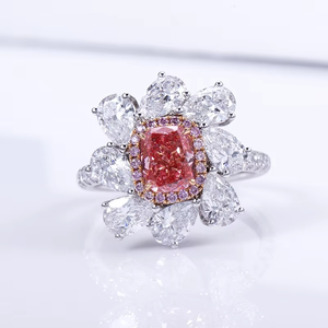 แหวนหมั้นเพชรทรงดอกไม้สีชมพู 18K ทองคำขาว ประดับเพชรทรงคุชชั่นและเพชรแบบฮาโล - Product Image 1