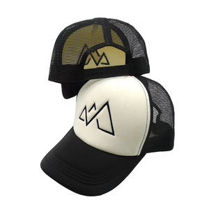 เหมาะสำหรับการผจญภัยกลางแจ้งสำหรับผู้ชายและผู้หญิง หมวกตาข่ายคุณภาพดีจาก Trailcapz พร้อมลายปักเปลวไฟ สายรัดด้านหลังปรับได้ - Product Image 1