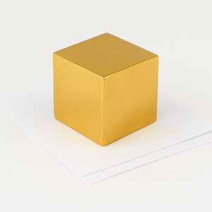 Prensapapeles de Metal Personalizado en Forma de Cubo Triangular Piramidal 3D, Bañado en Oro, con Técnica de Fundición e Impresión en Serigrafía - Product Image 4