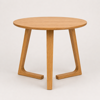Table basse en chêne clair avec pieds sculptés, finition grain de bois naturel, design moderne pour salon, décoration intérieure, meubles, designs Navyani Arts