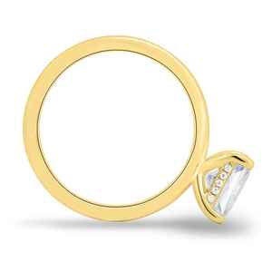 Anillo de Compromiso con Diamante de Laboratorio Único de 2.52 Quilates, Corte Radiante, Oro Amarillo de 14K, Joyería Fina Moderna y Personalizable, Regalo para Novia - Product Image 2