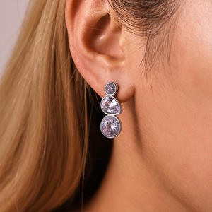 ต่างหูทรงหยดน้ำประดับเพชรซิคอนทรงลูกแพร์ ดีไซน์ทันสมัย ทำจากเงินแท้ 925  แบบสามเม็ด  สำหรับผู้หญิง เหมาะสำหรับเป็นของขวัญหมั้นหรือของขวัญแต่งงาน - Product Image 4