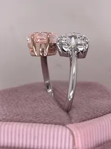 Anillo Toi et Moi de oro blanco con diamantes talla corazón en rosa y blanco, diseño abierto entrecruzado y romántico de dos piedras para compromiso - Product Image 3