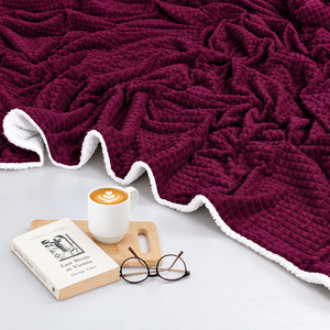 Couverture Sherpa prune avec bordure Sherpa blanche, rectangulaire, en coton biologique, tricotée, personnalisée, pour la maison et les voyages - Product Image 4