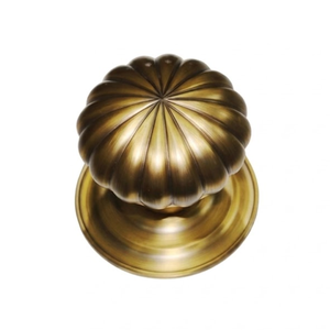 Pomo de Puerta Aurelia Crown de Latón Antiguo con Diseño de Cúpula Acanalada |   Manija de Puerta Decorativa de Lujo para Puerta Principal, Dormitorio y Hogar Premium - Product Image 1