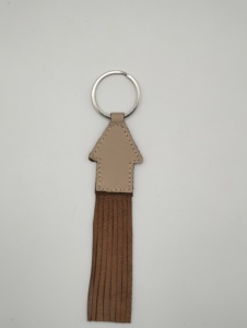 Porte-clés en cuir personnalisé en forme de maison de style dessin animé, durable, avec franges et design élégant, idéal pour la vente en gros et comme cadeau. - Product Image 3