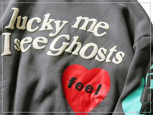 Sudadera con Capucha Best Lucky Me I See Ghosts para Hombre, Negra, Estilo Urbano, Oversize, de Algodón French Terry, con Estampado Frontal y Logotipo de Corazón - Product Image 4