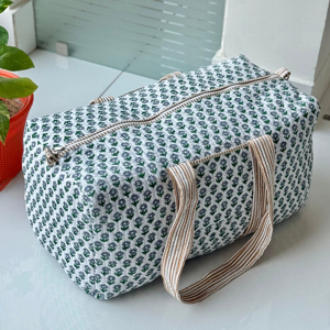 Sac de voyage matelassé en coton imprimé floral, sac de week-end unique, bagage de voyage de haute qualité pour les vacances et les séjours de nuit - Product Image 1