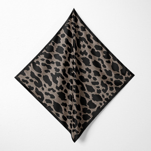 Écharpe carrée élégante en twill de soie satinée à imprimé géométrique pour femme, idéale pour les événements, foulards et bandanas - Product Image 5