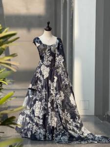 Conjunto de Lehenga Jmy Chu con diseño digital impreso y bordado con lentejuelas, con blusa y Dapatta, listo para usar. - Product Image 4