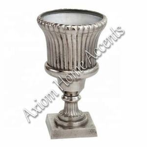 Axiom Home Accents Jarrón de metal de aluminio hecho a mano Jarrón de piso de esmalte transparente con diseño moderno para una decoración única del hogar - Product Image 2