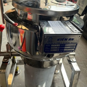 Máquina picadora de carne para preparar Cha Lua con tazón de acero inoxidable y cortador de alta velocidad para obtener una pasta de carne fina y suave en uso comercial. - Product Image 3