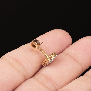 Vente en gros de boucles d'oreilles à clous en or jaune massif 18 carats avec diamants naturels ronds en grappe, fermoir à vis, bijoux fins, Memoria Jewels - Product Image 6