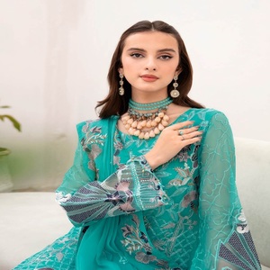 Robes panjabi pakistanaises brodées en mousseline de soie pour femmes sur des costumes 3 pièces en mousseline de soie Créateur pakistanais par Ramsha Vol 7 Costumes de mariée - Product Image 5