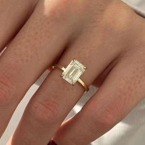 Bague de fiançailles fine en diamant de laboratoire taille émeraude 2,5 carats D VVS2, bague solitaire classique, bague en or jaune 14 carats, certifiée IGI - Product Image 1
