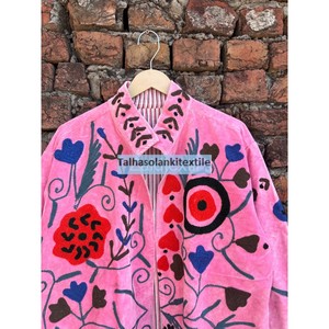 เสื้อแจ็คเก็ตกำมะหยี่สีชมพูร้อนแรง ปักลายด้วยมือ สำหรับฤดูหนาว แบบ unisex คอตั้ง แขนยาว มีกระเป๋าข้างสองข้าง - Product Image 4