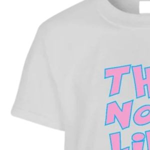 เสื้อยืดแขนสั้นลายกราฟิกสีเทาอ่อนสำหรับวัยรุ่น ลายพิมพ์ตัวอักษรสีชมพูเข้ม "They Not Like Us" คอกลม สวมใส่สบายๆ สำหรับวัยรุ่น ใส่ได้ทุกวัน - Product Image 3