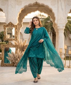 Salwar Kameez Moderno con Bordado Romano y Dupatta con Corte Elegante, Ropa de Boda India y Pakistaní para Mujer, MT-1076 85247 - Product Image 1