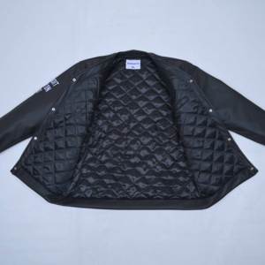 Exportation de vestes pour hommes de haute qualité, vente en gros, logo personnalisé, fabricants de streetwear, boutons sur le devant et le dos avec broderie en chenille - Product Image 2