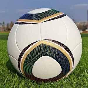 Ballon de football classique pour l'entraînement sportif, design personnalisable, impression sur écran, emballage en carton, fabrication OEM disponible, plusieurs tailles. - Product Image 4