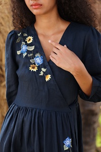 Robe portefeuille en lin bleu marine brodée à la main, motif floral artisanal en broderie anglaise, col en V, coupe trapèze mi-longue avec manches bouffantes et tournesols - Product Image 6
