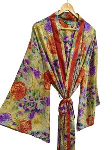 Kimono de Lujo con Parches de Seda, Túnica Larga para Dormir o como Cubre Bikini, Kimono Hecho a Mano con Sari de Seda Reciclada Vintage de la India - Product Image 3