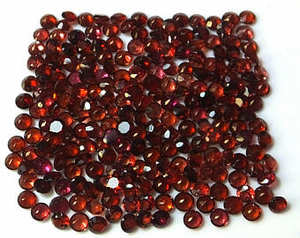 Forma de corte redondo facetado de granate rojo natural, fabricante de piedras preciosas de tamaño calibrado suelto, piedra granate de tamaño personalizado para uso en joyería - Product Image 3