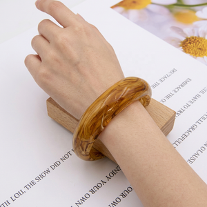 Brazalete de Resina Hecho a Mano con Patrón de Flor de Ámbar, Color Personalizado, Diseño Personalizable, Artículo de Colección Artesanal - Product Image 1