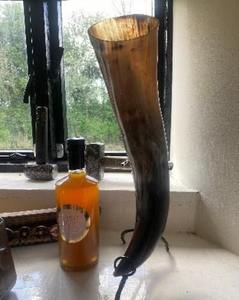 Cuerno Vikingo Tallado Ecológico de Lujo, Pulido, con Logotipo Personalizado, Arte Moderno Coleccionable, para Cerveza o Agua, PERFECT ENTERPRISES - Product Image 1