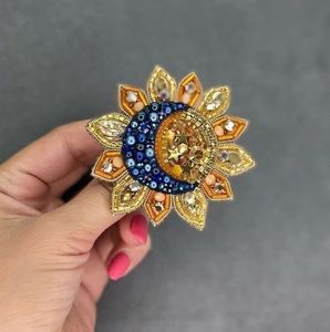Broche élégante faite à la main MD HANDICRAFTS avec broderie détaillée, accents de cristal et de perles, bijoux de mariage pour femmes et unisexe - Product Image 2