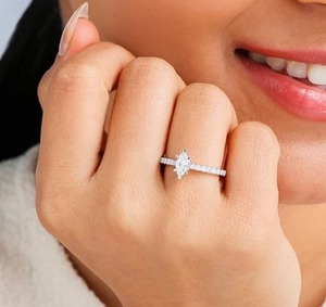 Bague de fiançailles solitaire pavée en or blanc 14 carats avec diamant de laboratoire taille marquise de 1,20 carat - Product Image 3