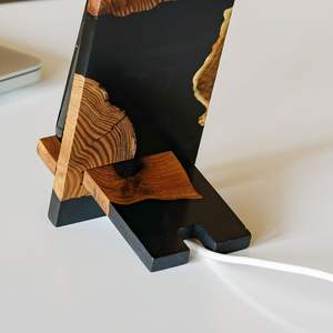 Soporte para teléfono móvil de madera de acacia natural con resina negra, hecho a mano, para escritorio, oficina, mesa, Craftera Exports - Product Image 6