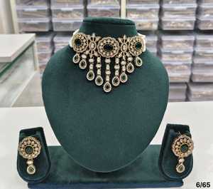 Conjunto de Collar de Perlas Multihiladas con Medallón Ovalado Hecho a Mano, Chapado en Oro Antiguo, con Pendientes Colgantes a Juego - Product Image 4