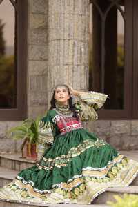 Exquisito vestido de novia tribal afgano Kuchi, ricamente bordado en verde esmeralda y rojo granate con adornos de monedas tradicionales. - Product Image 4