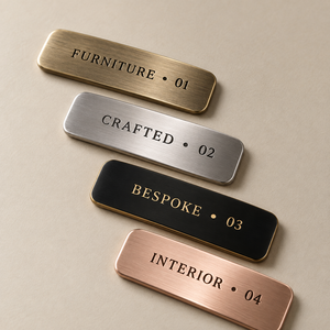 Placa de Metal con Logotipo Personalizado, Placa de Identificación Grabada en Relieve para Marcas de Muebles, Acabado Personalizado OEM - Product Image 1