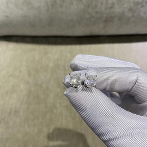 Boucles d'oreilles clous en argent sterling 925 avec moissanite taille princesse, VVS, serties de diamants, bijoux de luxe, cadeaux de mode pour femmes - Product Image 1