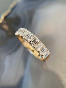 Anillo de Eternidad de Lujo con Diamantes Cultivados en Laboratorio VVS DIAM Platino 950, Corte Esmeralda, Engaste en Cesta, Certificado IGI, Directo de Estudio B2B - Product Image 3